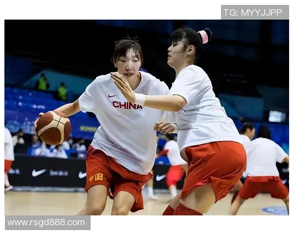 《篮球运动员的成长之路从训练到赛场展现无限可能》