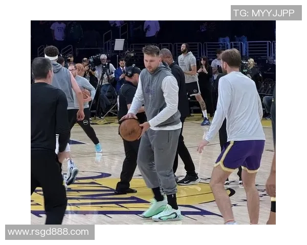 太阳与独行侠激战再起 布克与东契奇对决点燃赛季焦点战