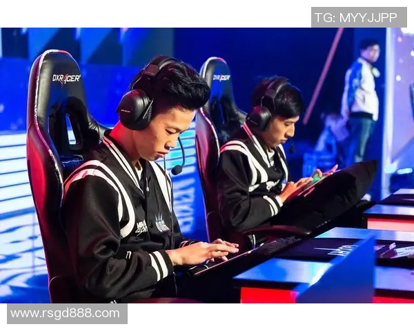 电竞赛事盛况:全球顶尖战队激战正酣,谁将问鼎冠军宝座引发热议 电竞赛事盛况:全球顶尖战队激战正酣,谁将问鼎冠军宝座引发热议